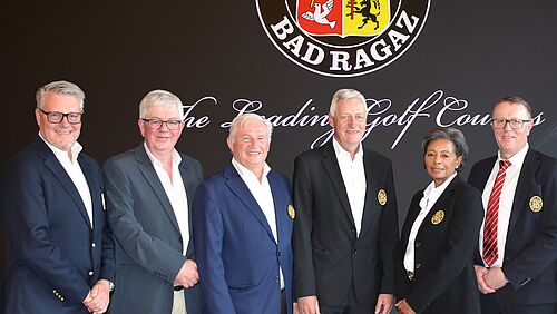Der Vorstand des Golf Club Bad Ragaz. Bestehend aus sechs Männer und einer Frau. Alle tragen ein Jaquet und ein weisses Hemd.